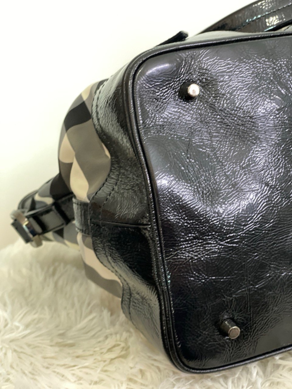 Burberry Beat Check Patent Tote • Made in Italy - Picture 8 of 15